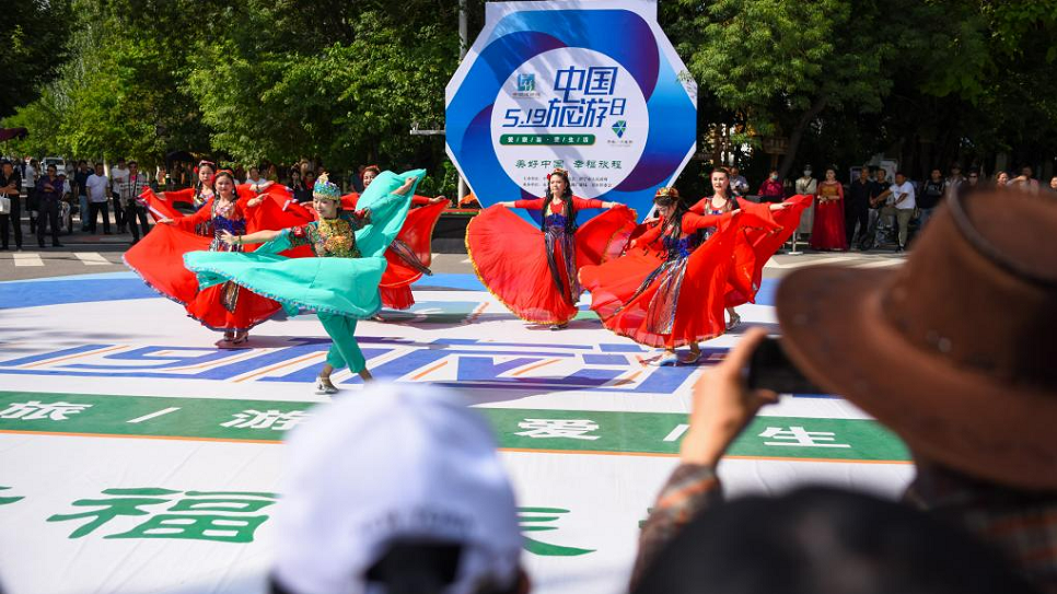 M&agrave;n biểu diễn m&uacute;a tr&ecirc;n phố Lục Tinh