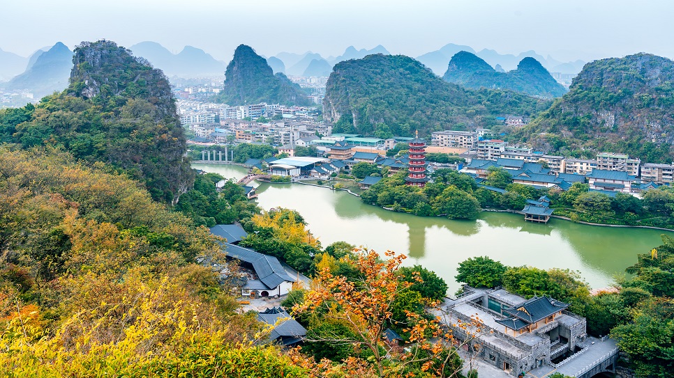 Một g&oacute;c th&agrave;nh phố Quế L&acirc;m nh&igrave;n từ đỉnh n&uacute;i Điệp Th&aacute;i