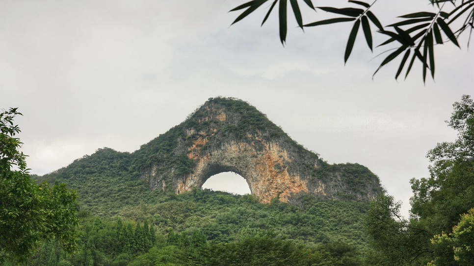 N&uacute;i Mặt Trăng