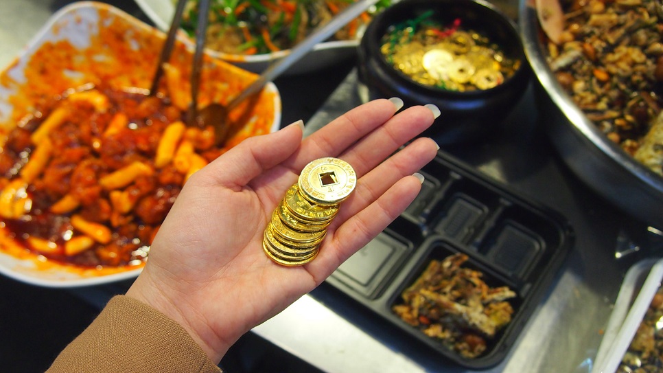 Mua sắm bằng đồng xu v&agrave; thưởng thức hộp cơm tại chợ Tongin Market