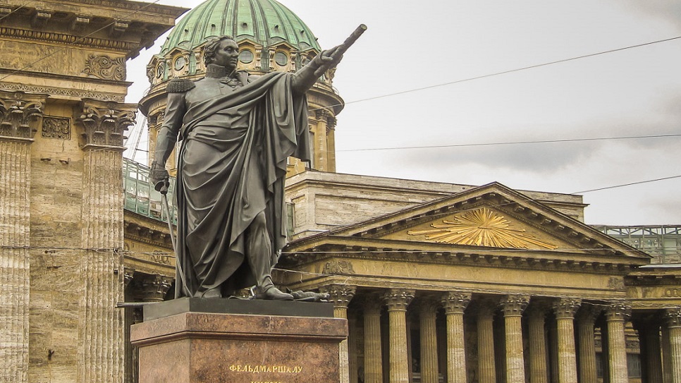 Tượng đ&agrave;i Tướng Kutuzov