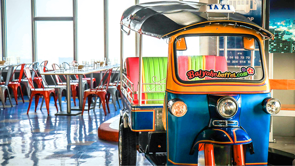 Đo&agrave;n d&ugrave;ng bữa trưa buffet cao cấp ở Baiyoke Sky