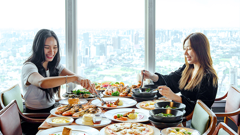 Qu&yacute; kh&aacute;ch thưởng thức buffet trưa cao cấp ở Baiyoke Sky
