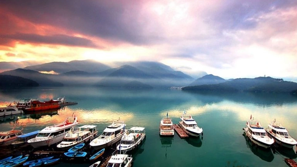 Đi thuyền trên Hồ Nhật Nguyệt