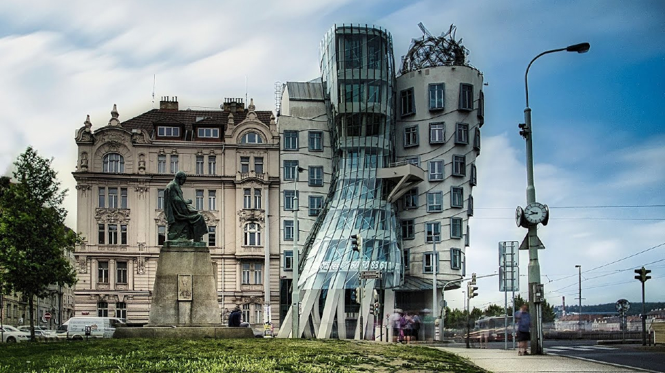 Dancing house như một cặp vũ c&ocirc;ng đang nhảy m&uacute;a