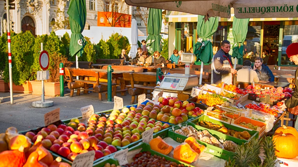 Tr&aacute;i c&acirc;y ở chợ Naschmarkt v&ocirc; c&ugrave;ng thơm ngon