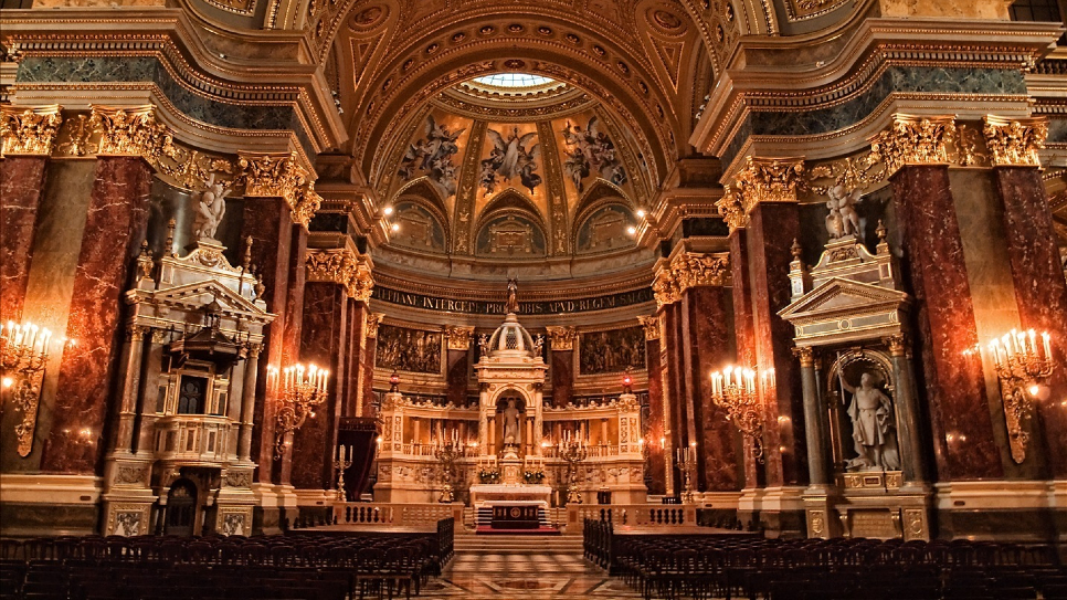 B&ecirc;n trong nh&agrave; thờ St. Stephen&rsquo;s Cathedral