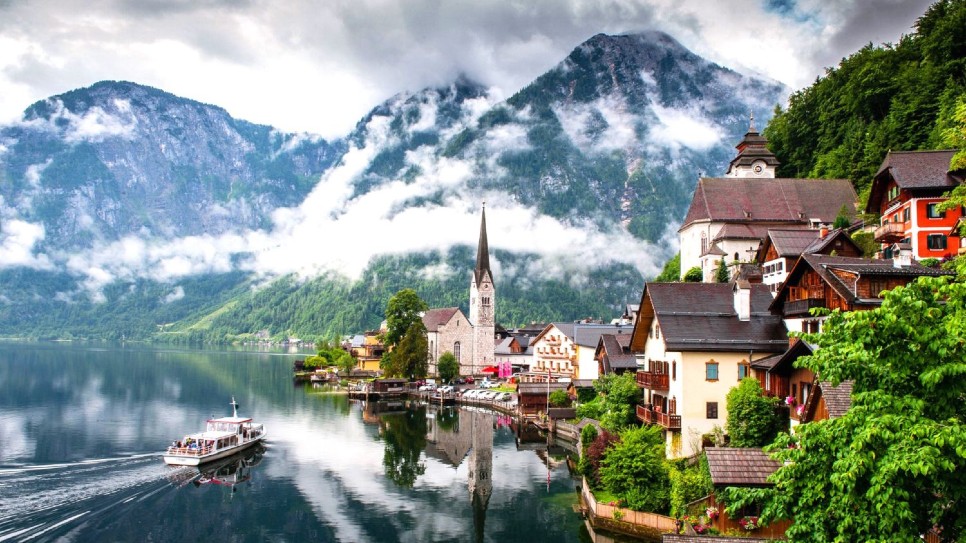 Du thuyền ngắm l&agrave;ng cổ Hallstatt
