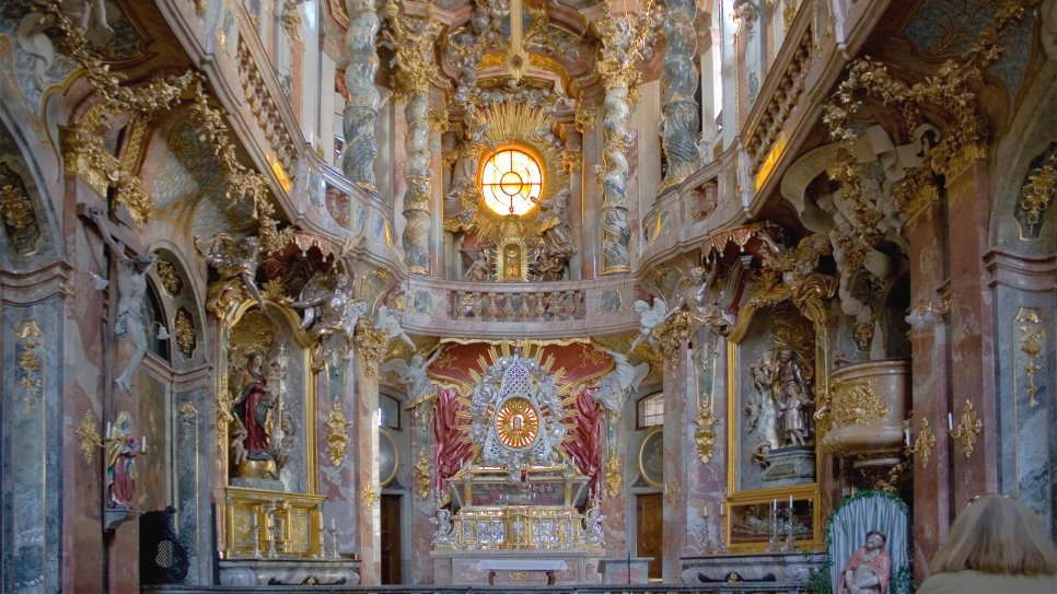 Kiến tr&uacute;c trong nh&agrave; thờ Asam