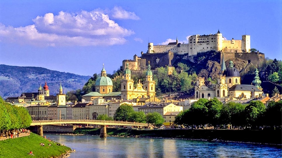 Ph&aacute;o đ&agrave;i Hohensalzburg k&igrave; vĩ 