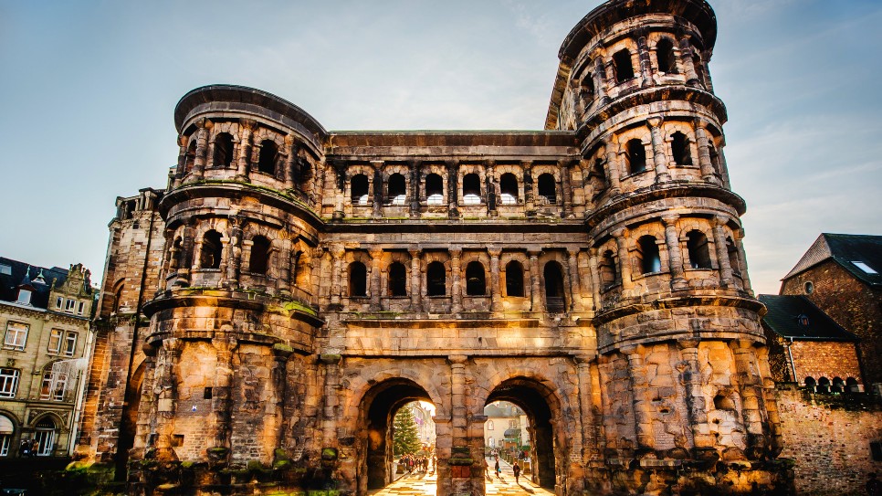 Cổng th&agrave;nh đen Porta Nigra