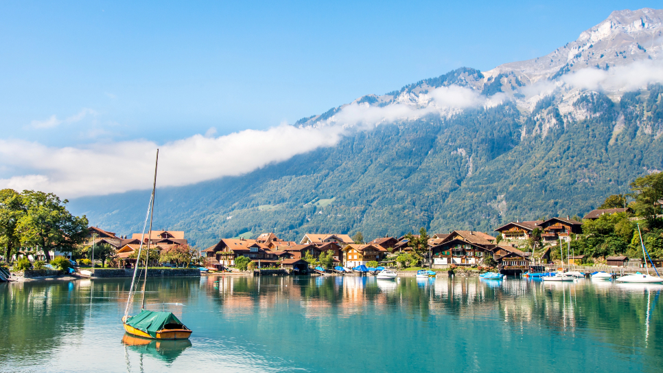 Mọt phim Hàn thì không thể quên khung cảnh hồ Brienz quen thuộc này được