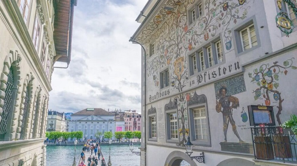 Một góc phố cổ cạnh sông Reuss