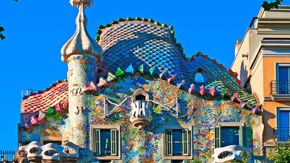 Casa Batllo - ngôi nhà độc đáo mô phỏng hình dáng của bộ xương với ban công hình sọ người