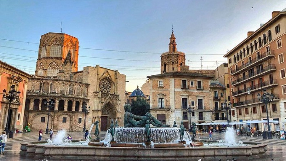 Quảng trường Plaza De La Virgen