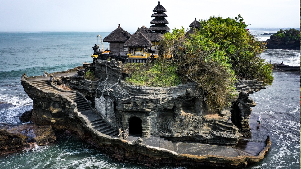 Người d&acirc;n Bali tin rằng, ng&ocirc;i đền Tanah Lot được bảo vệ bởi những con rắn thần, h&agrave;ng đ&ecirc;m ch&uacute;ng sẽ b&ograve; l&ecirc;n để nhận vật c&uacute;ng dường.