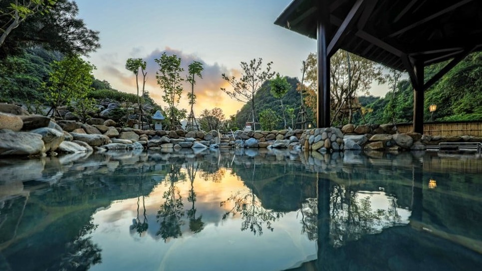 Hồ nước n&oacute;ng Onsen