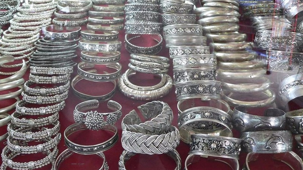 Cửa h&agrave;ng trang sức đ&aacute; qu&yacute;