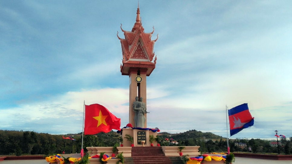 Tượng Đ&agrave;i Hữu Nghị Viet Nam &ndash; Campuchia