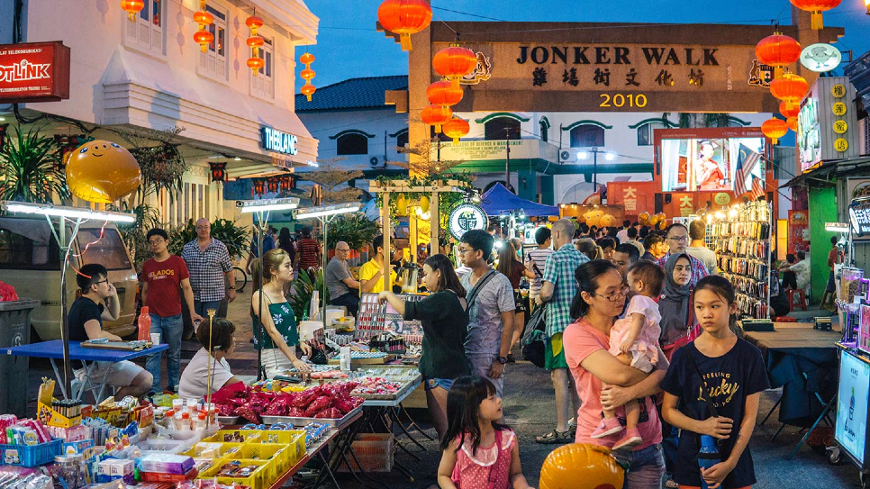 Phía Tây là khu phố Hoa