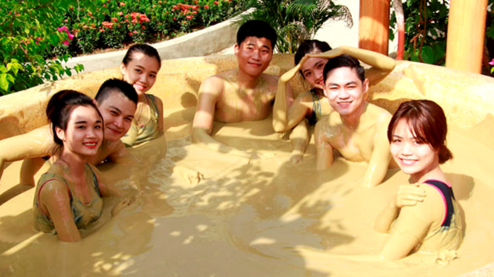 Tắm ở hồ b&ugrave;n n&oacute;ng