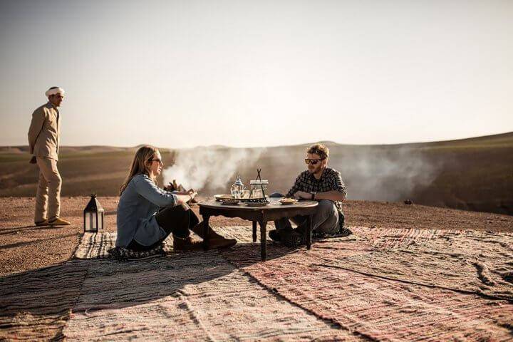 Thưởng thức những bữa tiệc hay chỉ đơn giản là một tách trà mà ngắm nhìn hoàng hôn rực lửa