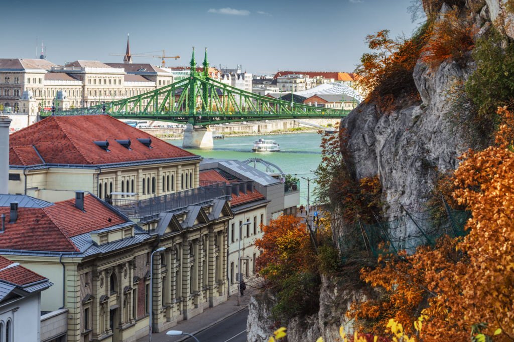 Cầu Liberty (Szabads&aacute;g h&iacute;d) nh&igrave;n từ Đồi Gell&eacute;rt v&agrave;o m&ugrave;a thu