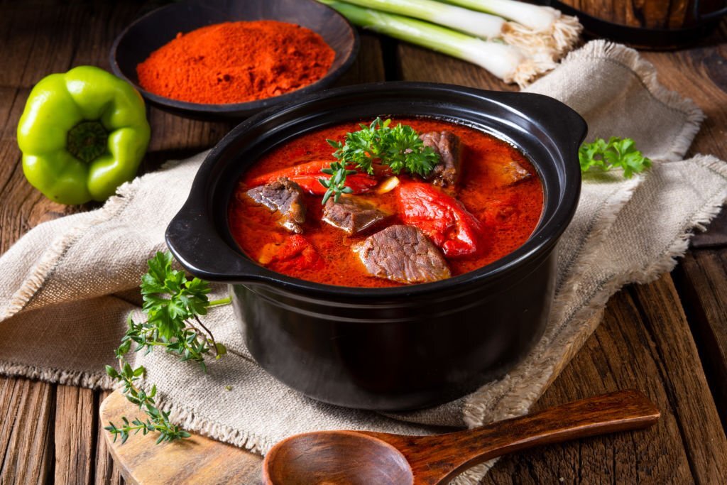 Một m&oacute;n Goulash Hungary ch&iacute;nh gốc với thịt b&ograve; v&agrave; ớt bột