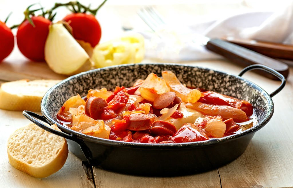 M&oacute;n hầm rau củ kiểu Hungary - Lecso. Được l&agrave;m với h&agrave;nh t&acirc;y, hạt ti&ecirc;u v&agrave; x&uacute;c x&iacute;ch