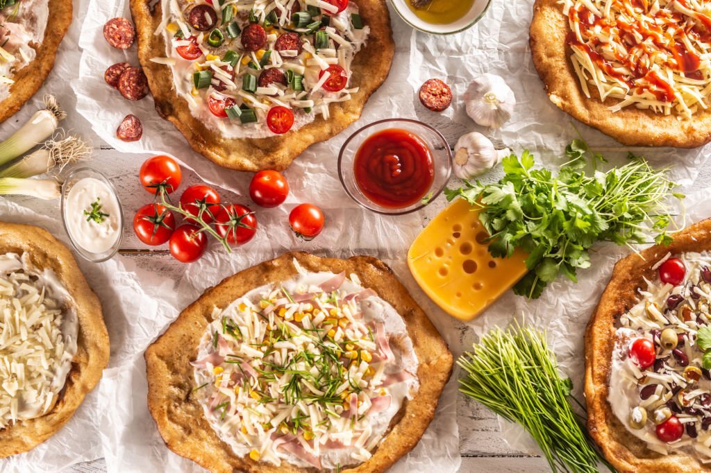 L&aacute;ngos truyền thống được phục vụ với rau, x&uacute;c x&iacute;ch kem, thảo mộc, ph&ocirc; mai, sốt c&agrave; chua