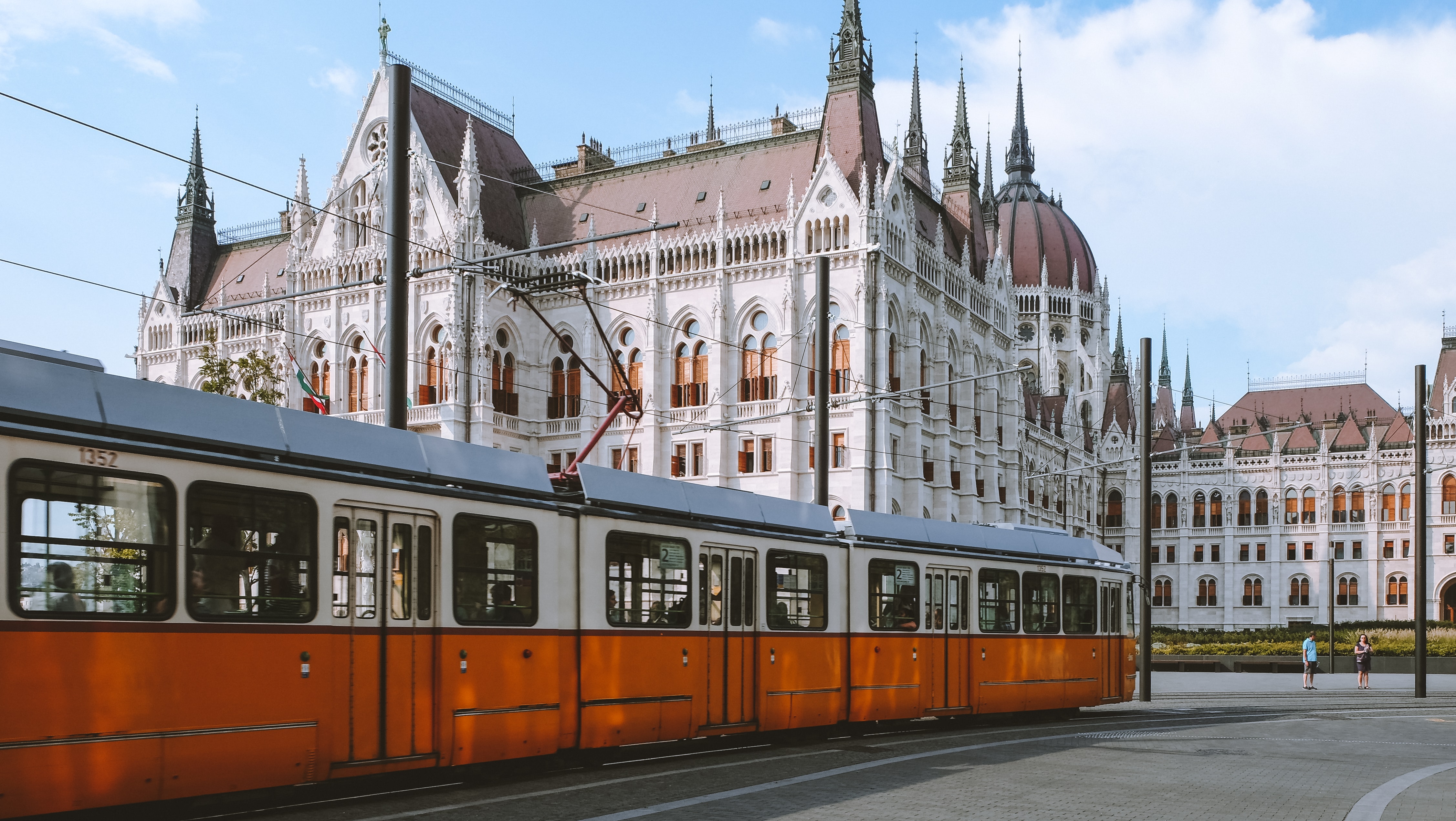 Xe điện m&agrave;u v&agrave;ng cổ điển tuyệt đẹp tr&ecirc;n đường Budapest gần Quốc hội Hungary