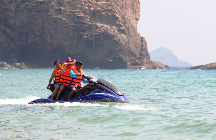 Lướt mô tô trên Bãi Sao