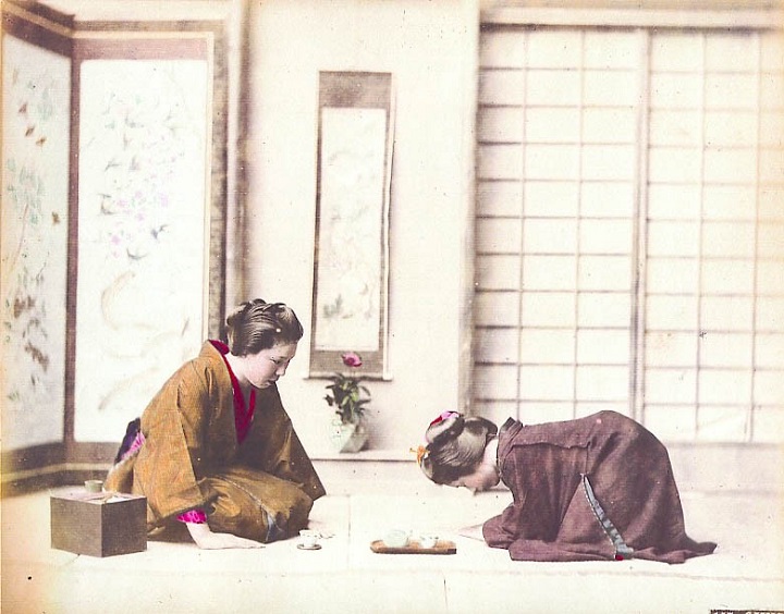 Người Nhật thể hiện sự lịch sự ch&agrave;o hỏi nhau bằng những c&aacute;i c&uacute;i ch&agrave;o